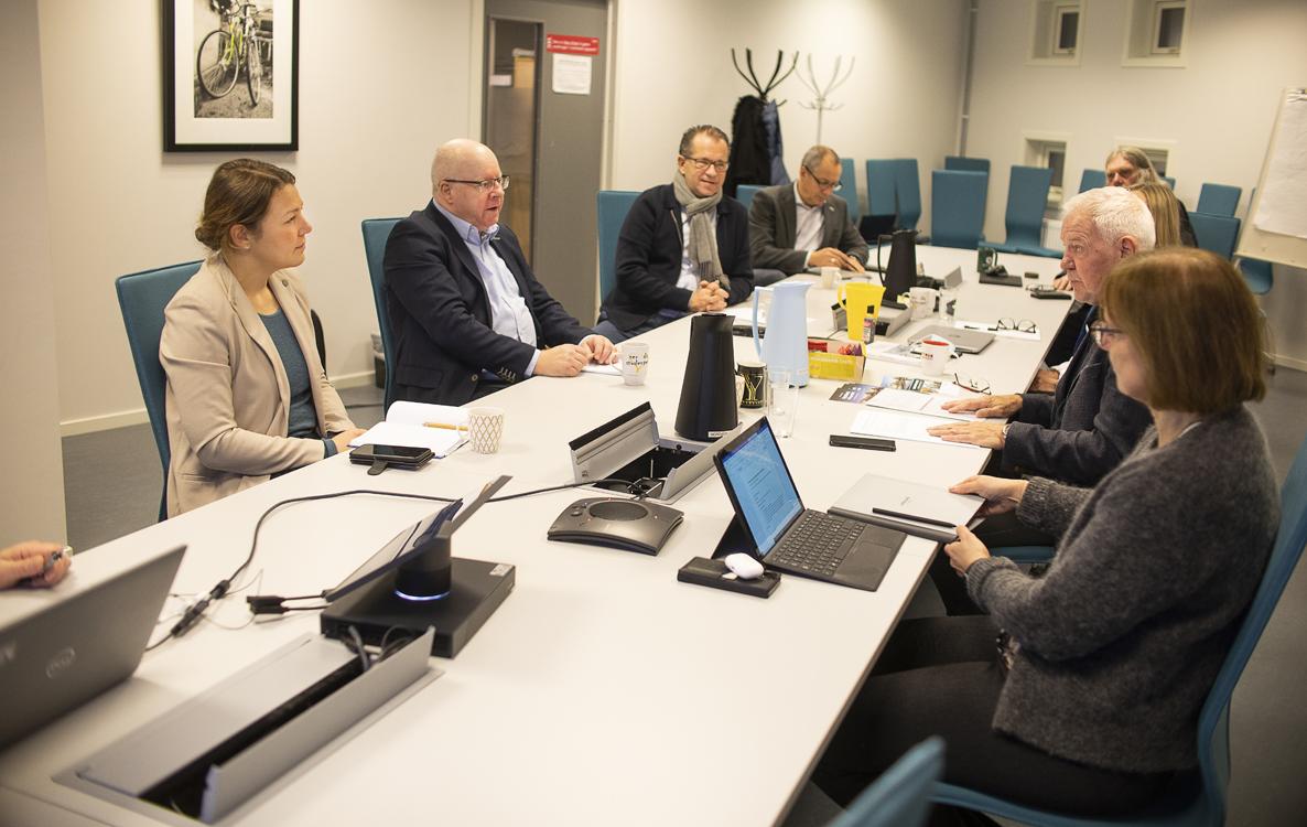 Grundig innføring: Mørten Høglund (midten) og Ina Nygård Mossin (til venstre) fikk en grundig innføring i Nordområdesenterets aktiviteter og prosjekter.