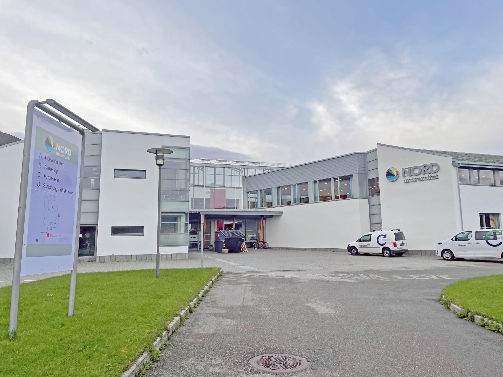 Studiested med bygning, biler og skilt