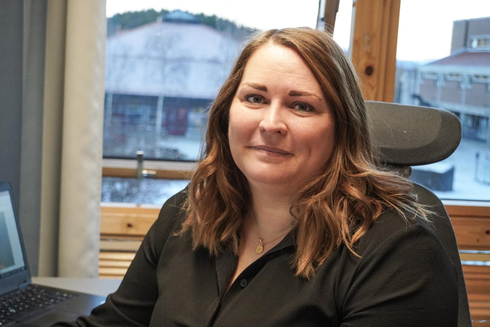 Nærbilde av kvinne på kontor