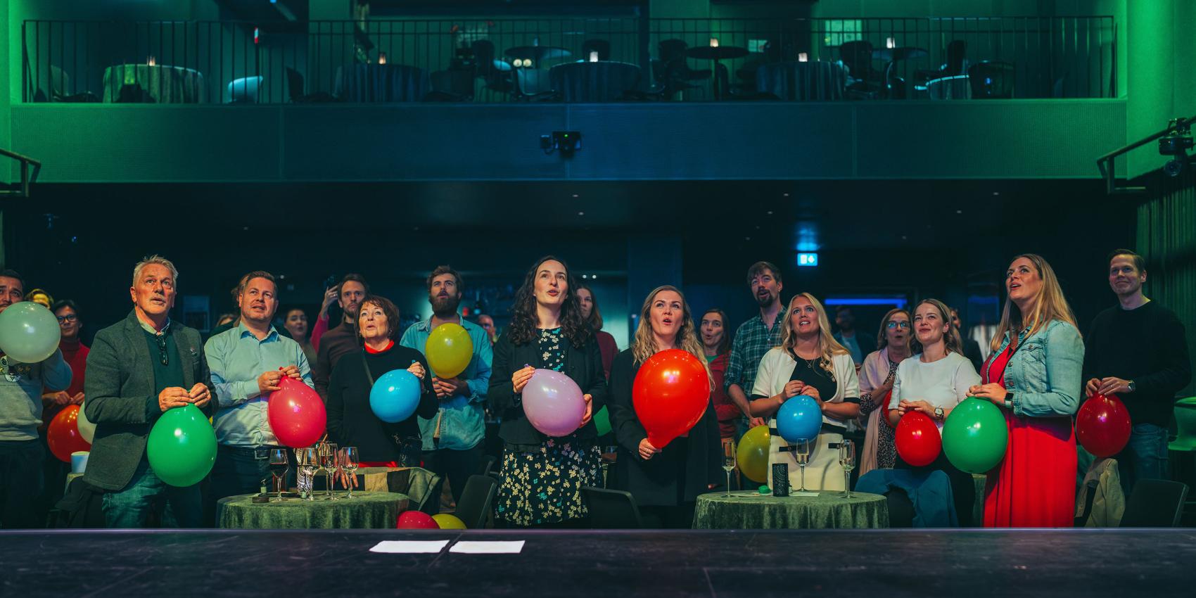 Mange menneske med ballongar. Foto