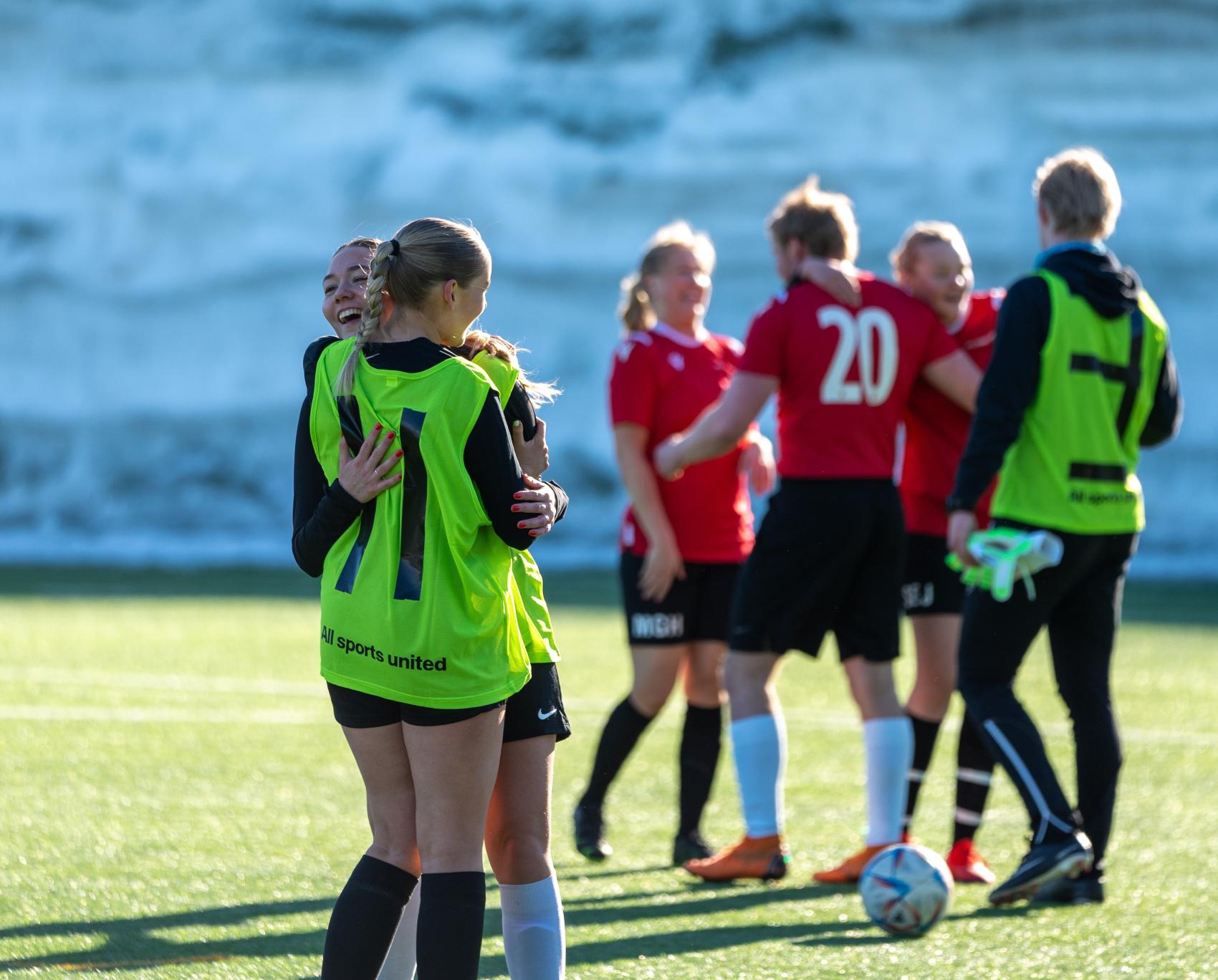 Jubel på fotballbanen. Foto