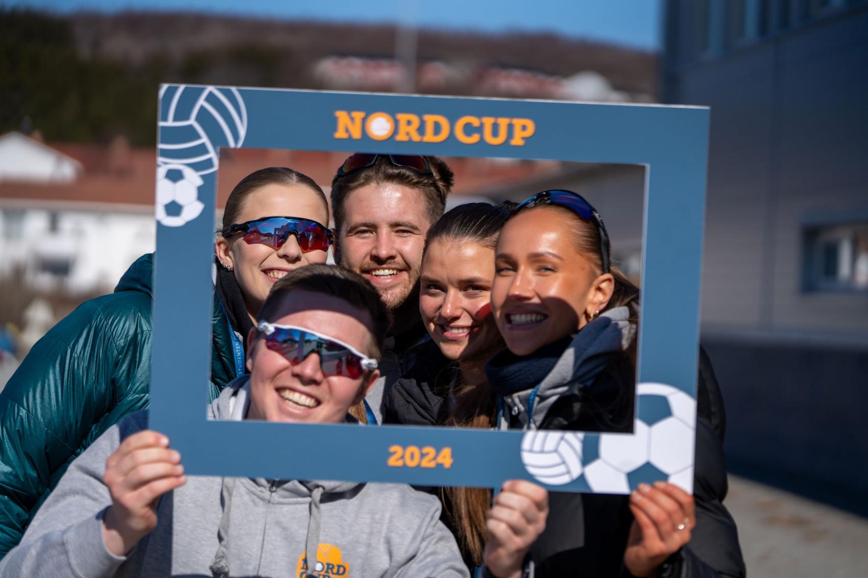 Fem personer i ramme. Foto