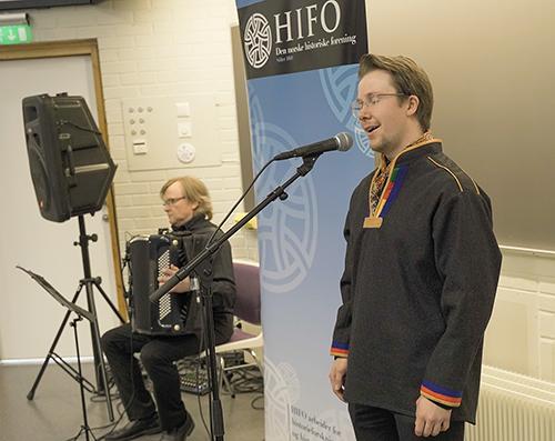 Mann som syng og mann som spelar trekkspel. Foto