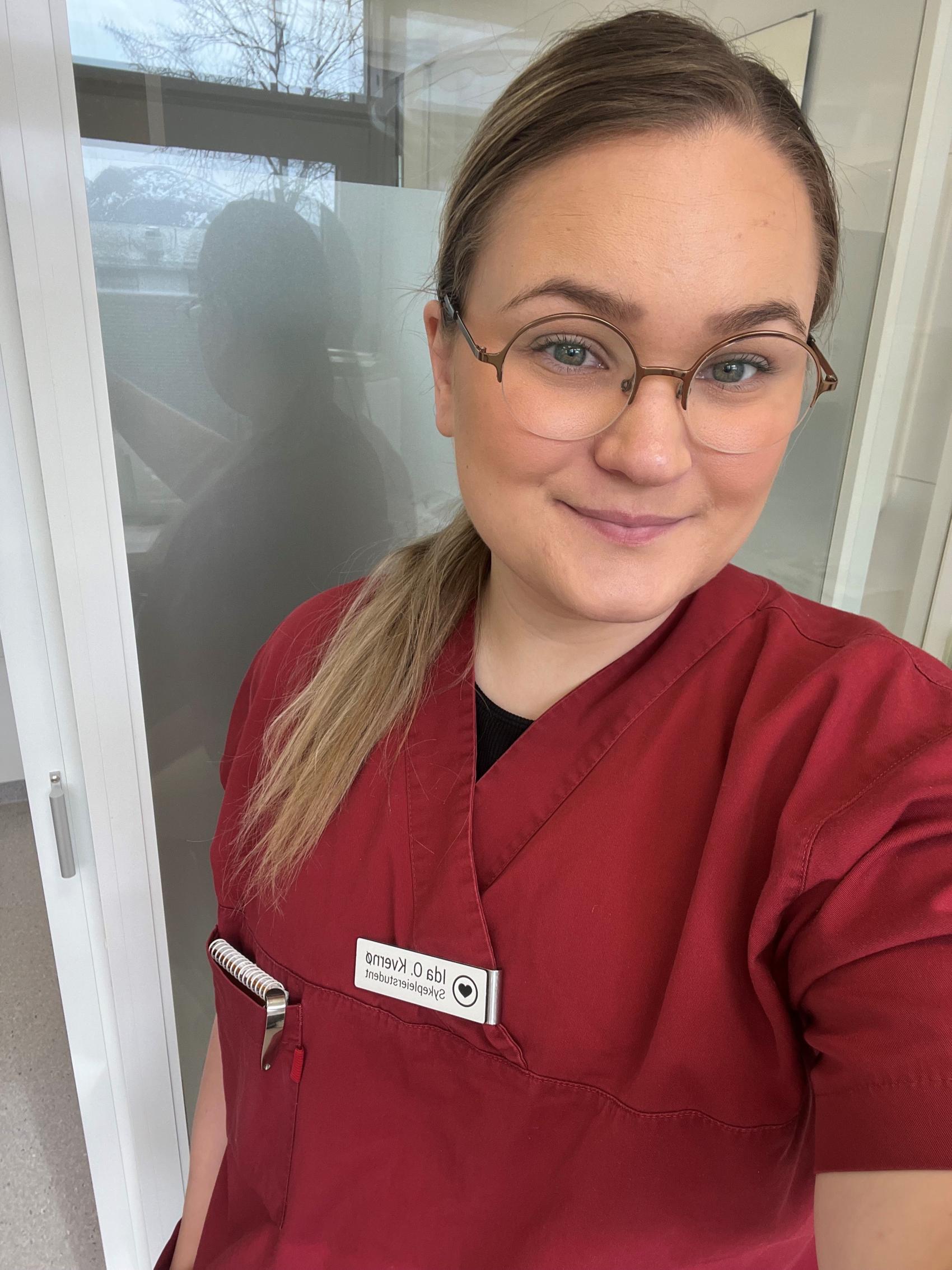 Selvportrett av kvinne i sykepleieruniform