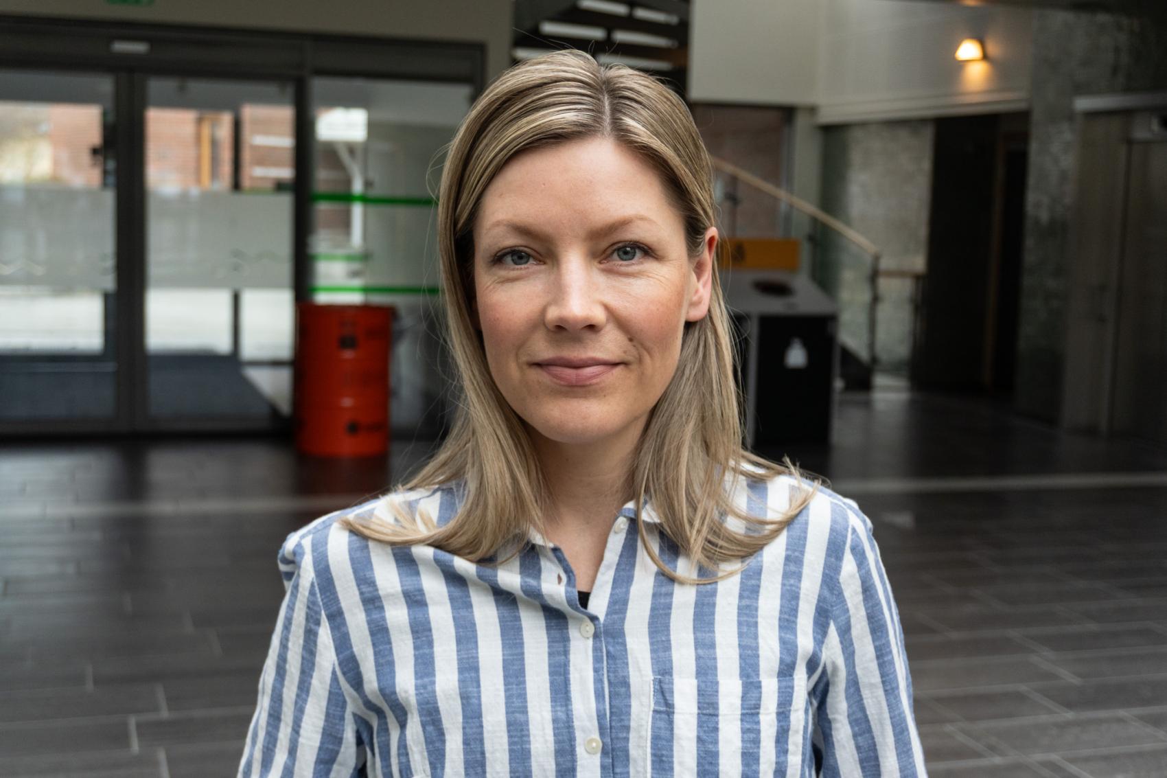 Kvinne i stripete skjorte. Foto