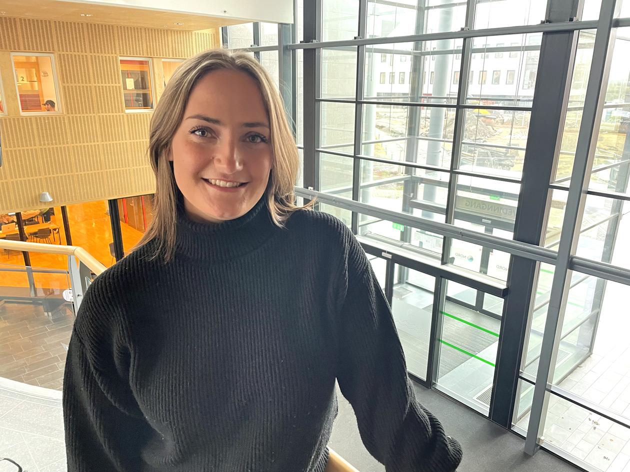 Kvinnelig student ved inngangsparti