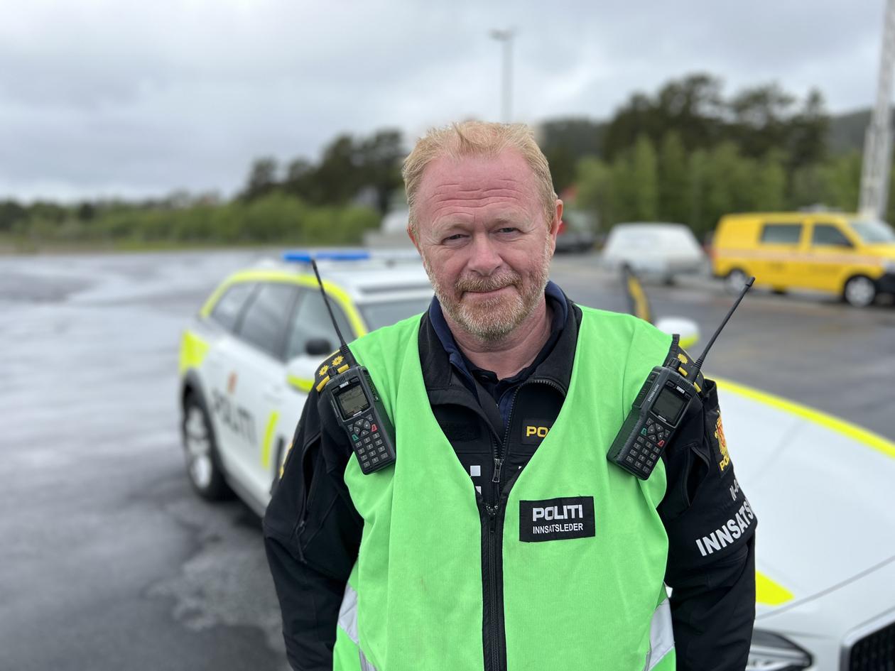 Politimann foran politibil