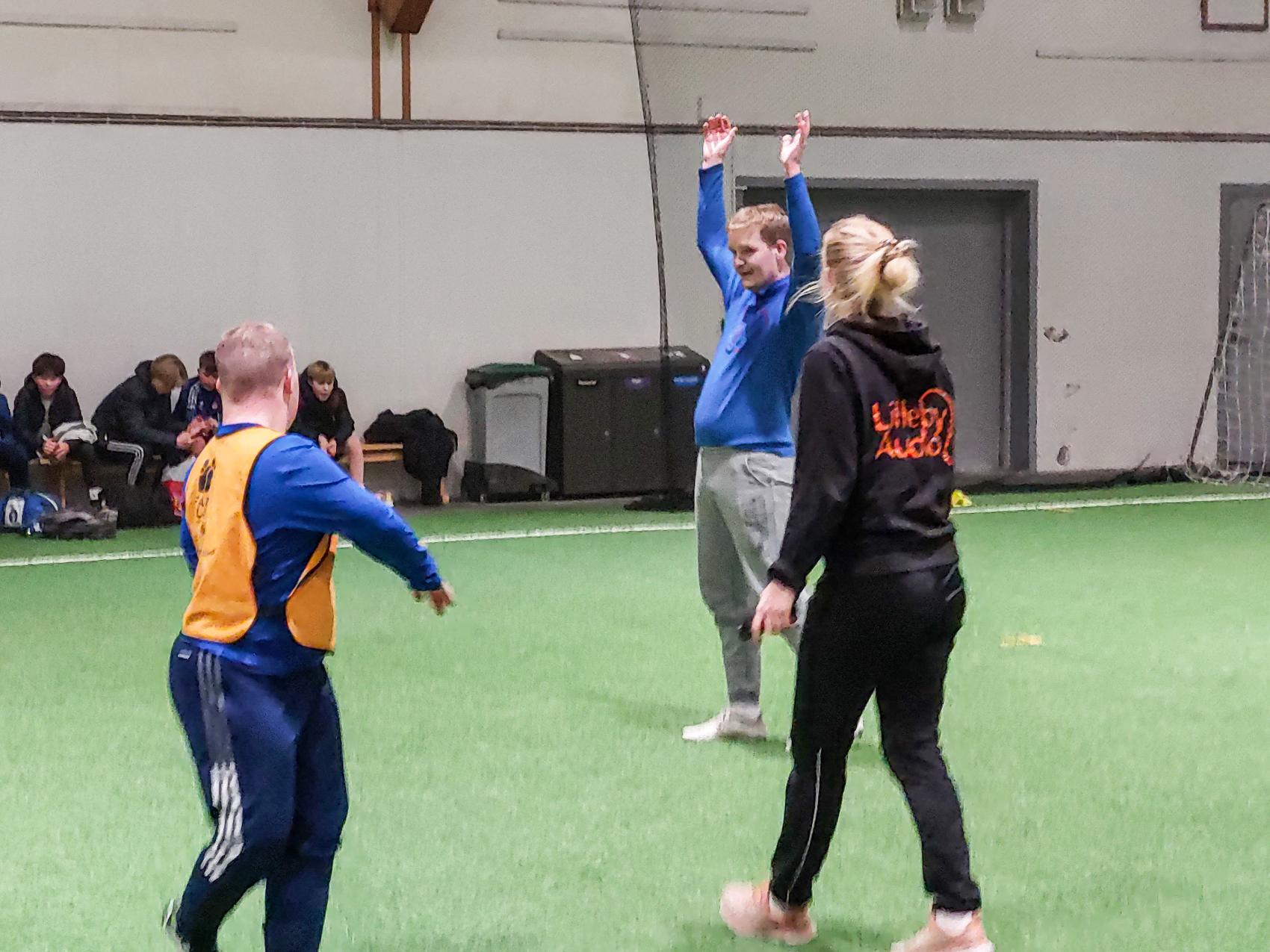 Fotballspillere som jubler. Foto