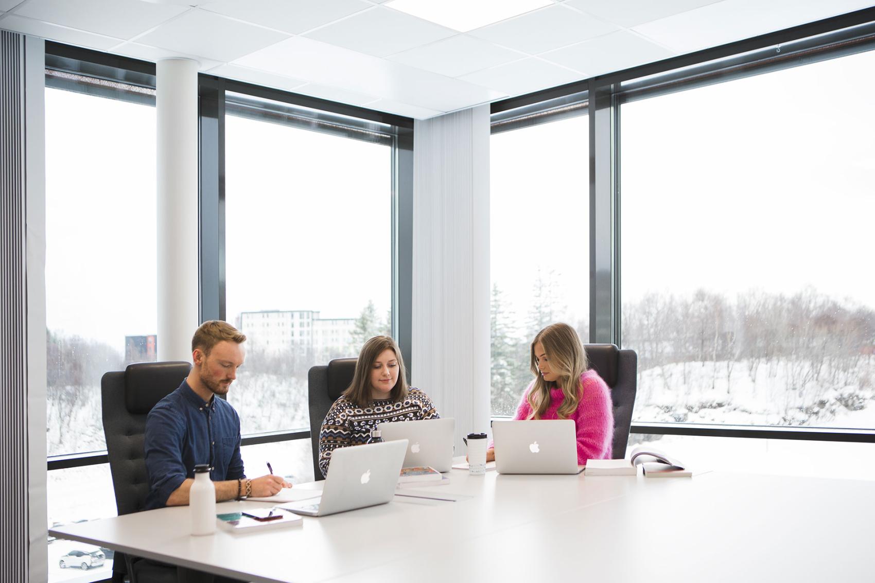 Tre studenter jobber med mac