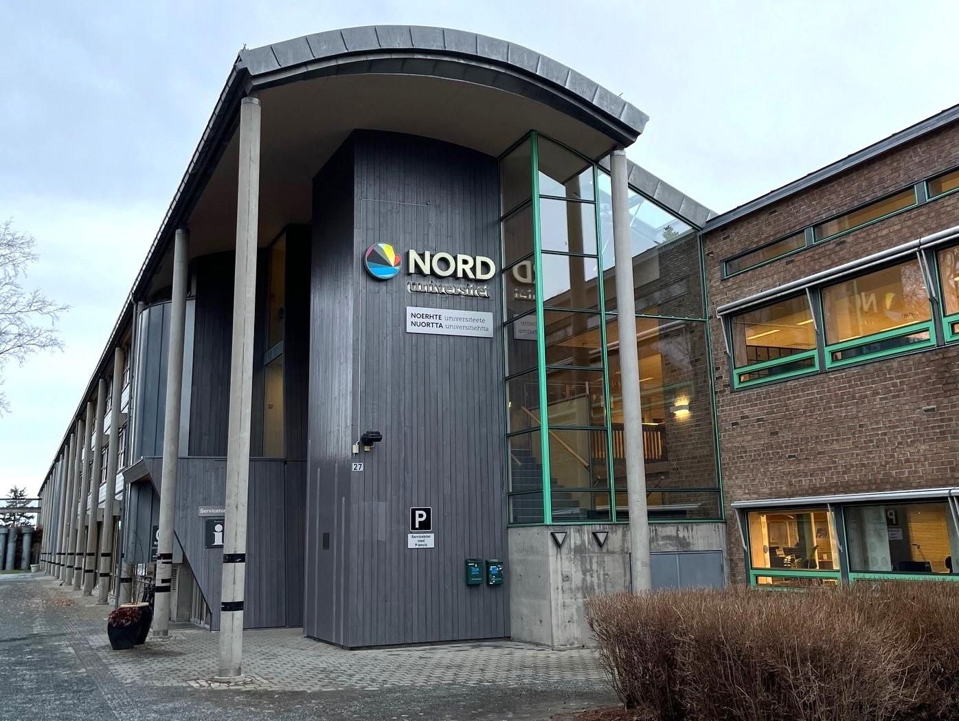 Fasade på bygning. Skilt med Nord universitet oppe på veggen. 