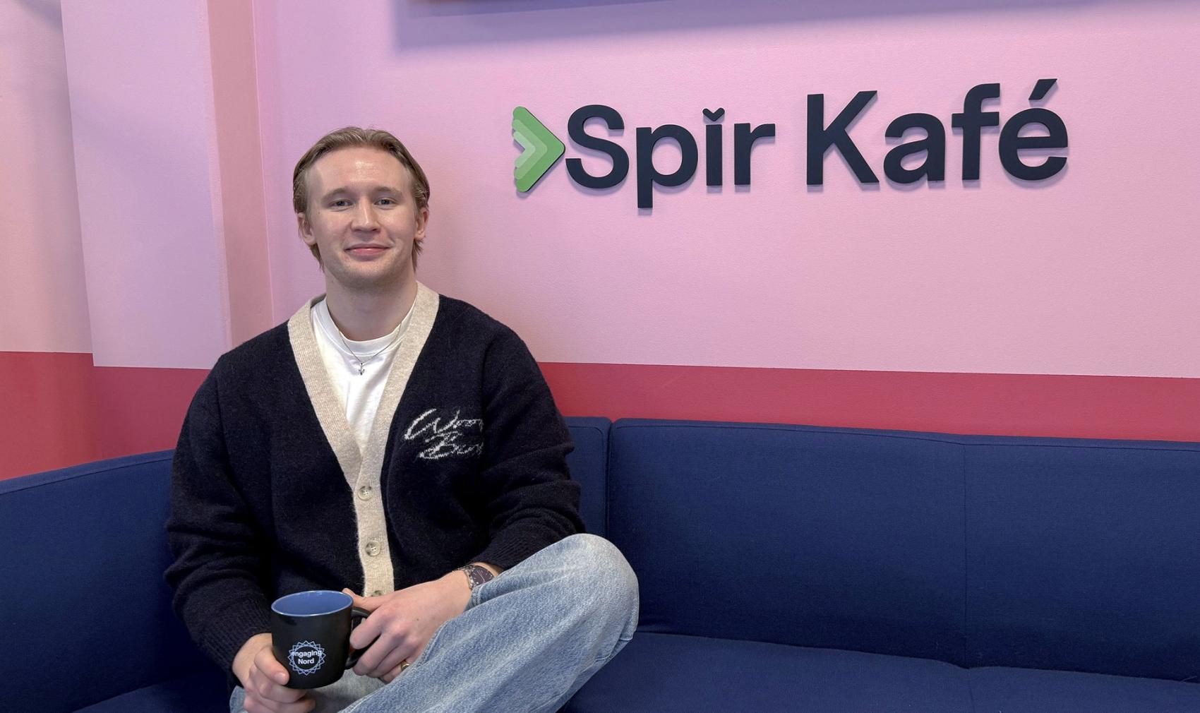 Ung gutt i blå sofa