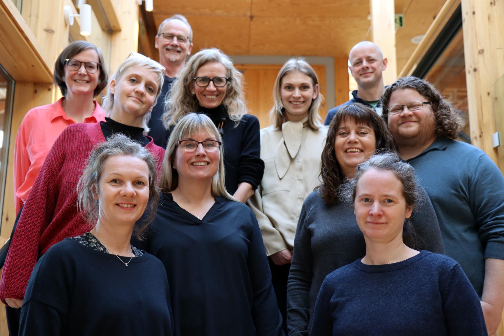 Gruppebilete av elleve vaksne mennesker. Foto