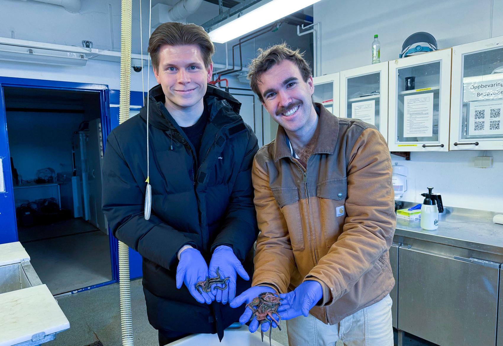 Samson og Henry holder og viser fram børstemark