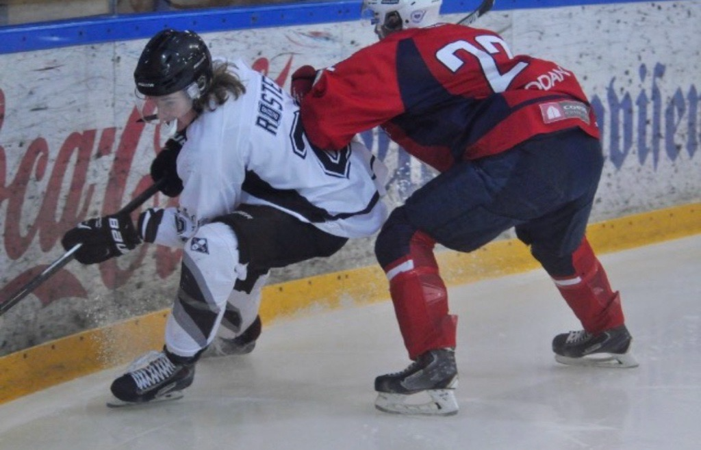 To ishockeyspillere i duell. Foto