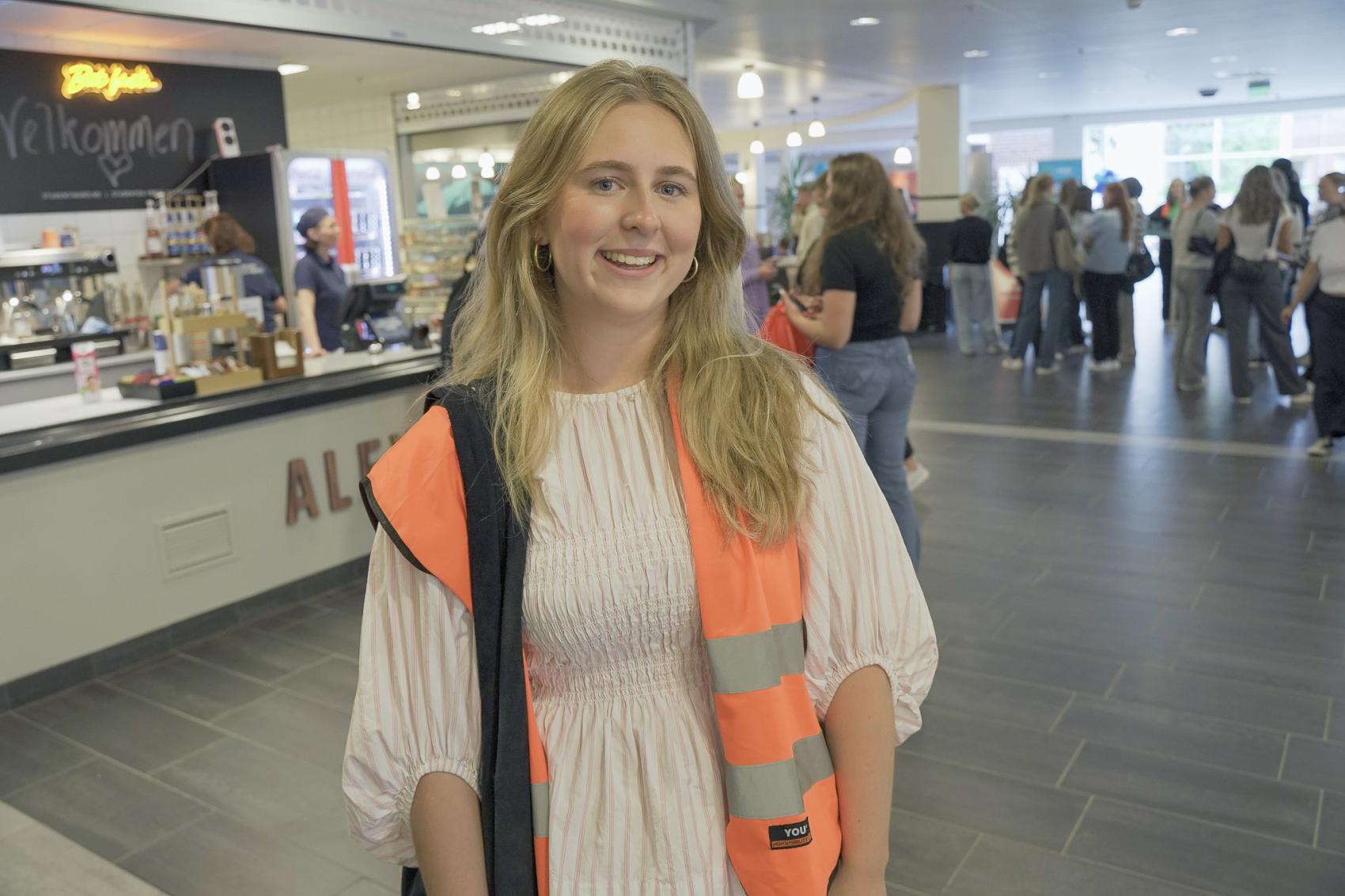 Ung kvinne foran kantine. Foto