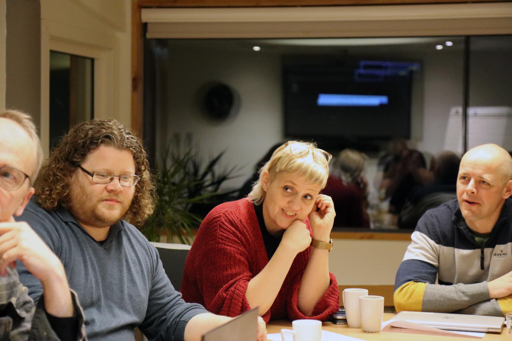 Fire forskarar kring eit bord. Foto