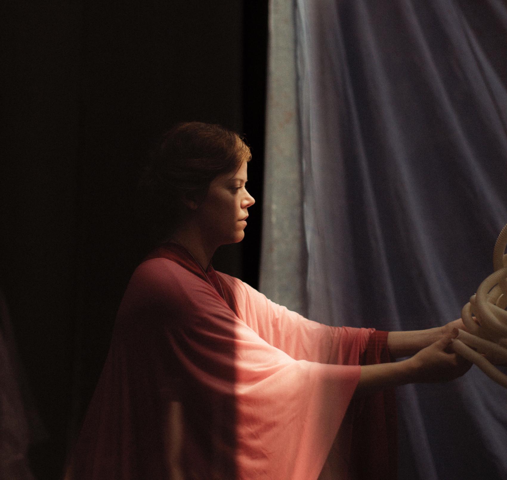 Kvinnelig skuespiller i en scene fra en forestilling. Foto