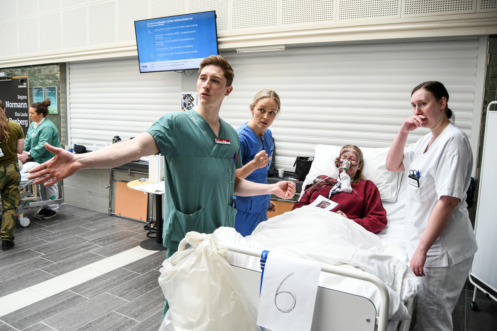 Sykepleierstudenter i akuttmottak under øvelse. Foto