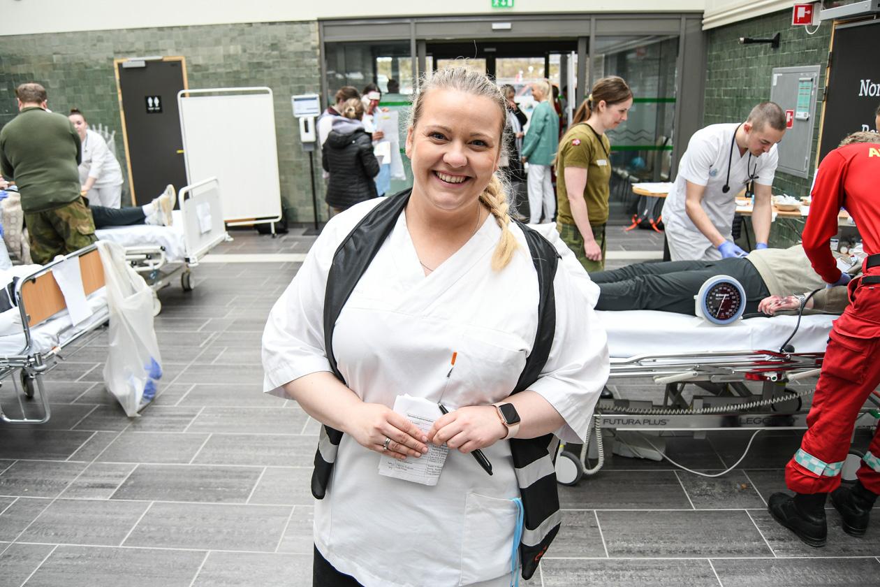 Ung kvinne i hvite klær under øvelse. Foto