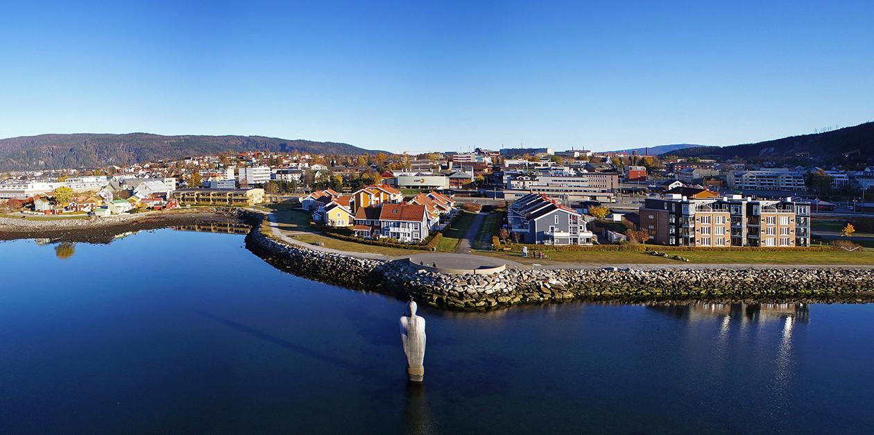 Bilde av en by tatt fra sjø. Foto.