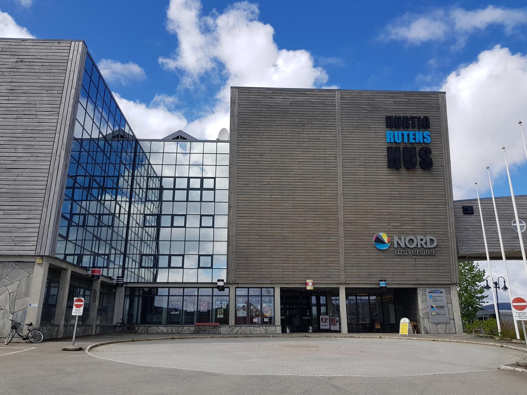 Fasade av universitetsbygg. Foto.