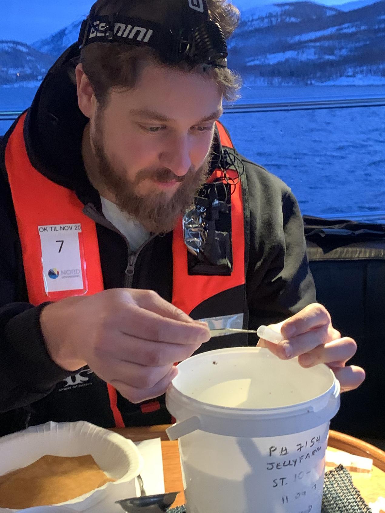 Forskar som tek prøver ombord i ein båt. Foto