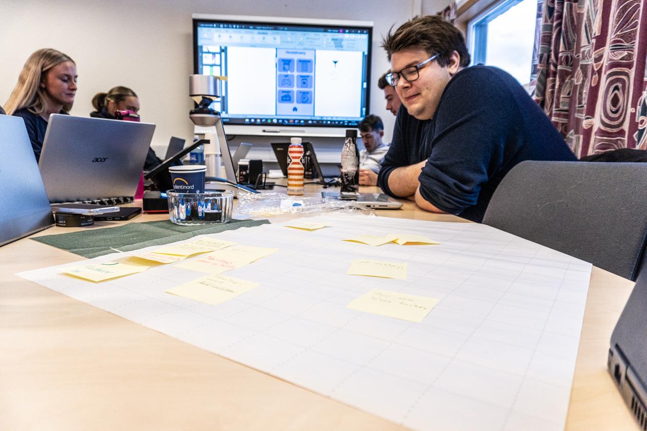 Studenter i gruppearbeid. Foto