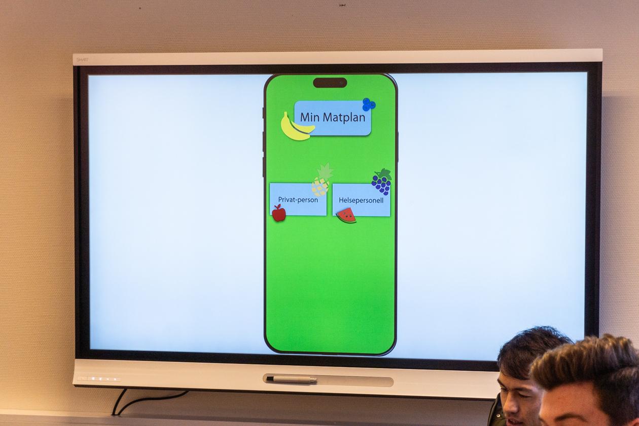 Smartboard med bilete av ein app i ein smart-telefon. Foto